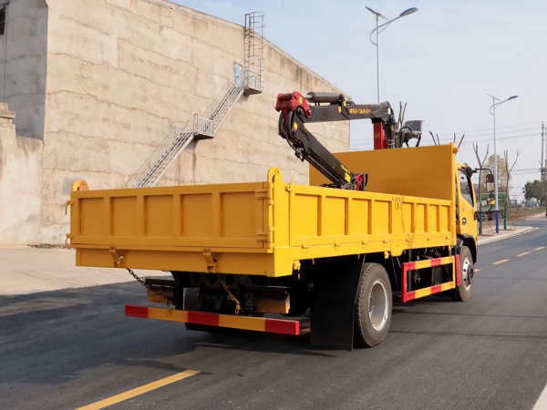 東風多利卡D7單排上裝長興7.8米抓木機