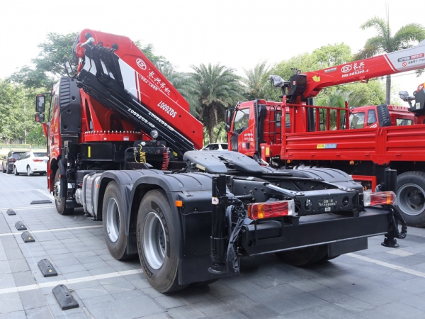 解放J6L牽引頭30噸折臂隨車吊