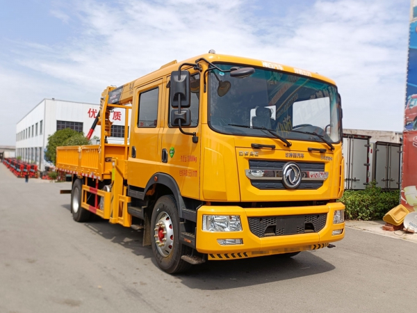 東風(fēng)多利卡D9雙排8噸直臂隨車吊