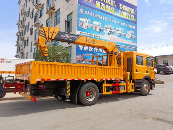 東風(fēng)多利卡D9雙排8噸直臂隨車吊