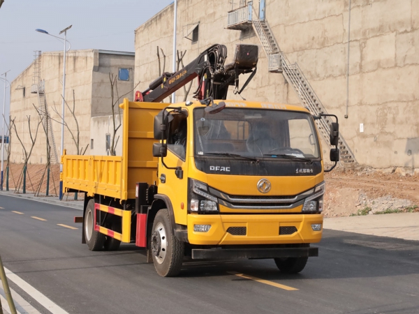 東風多利卡D7單排上裝長興7.8米抓木機