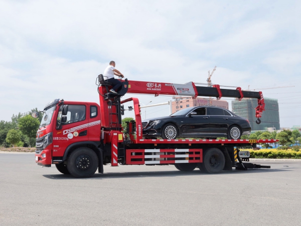 東風(fēng)華神DV3 8噸直臂式吊機(jī)（清障帶吊）