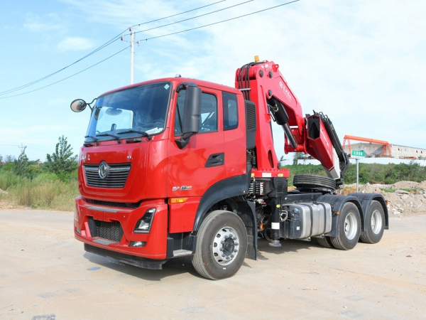 東風(fēng)天龍KL牽引頭30噸折臂隨車吊