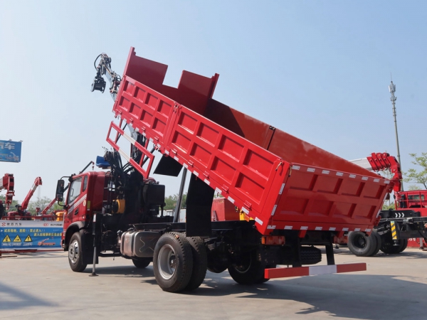 東風(fēng)華神DV3排半7.8米抓木機(jī)