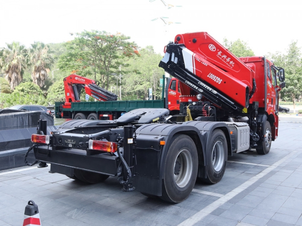 解放J6L牽引頭30噸折臂隨車吊