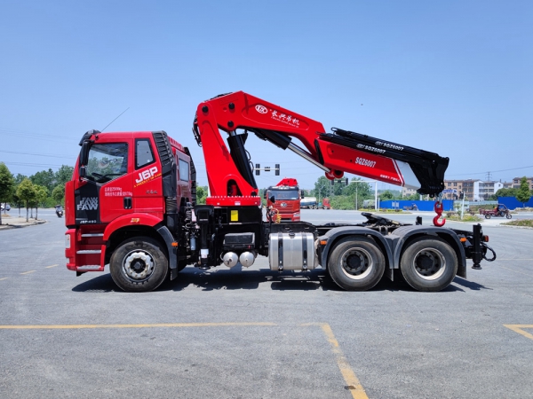 解放J6L牽引頭30噸折臂隨車吊