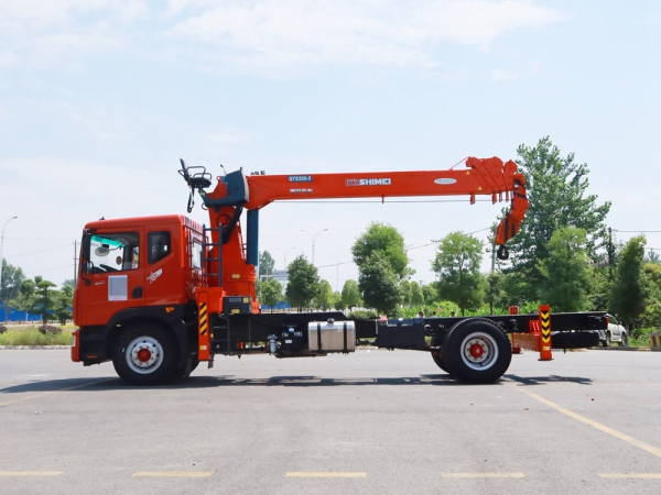 東風(fēng)多利卡D9石煤8噸直臂隨車吊