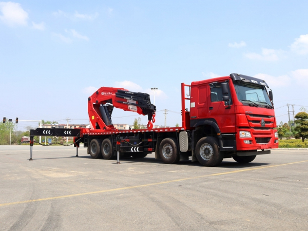 重汽豪沃前四后八110噸折臂式隨車(chē)吊