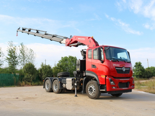 東風(fēng)天龍KL牽引頭30噸折臂隨車吊