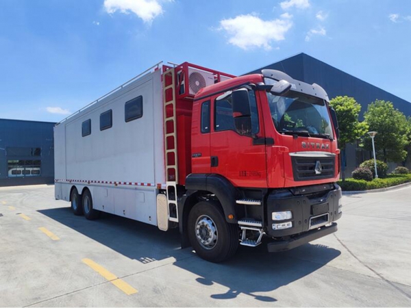 重汽豪沃帶淋浴間擴(kuò)展式宿營(yíng)車(chē)