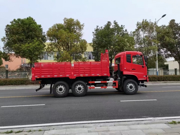 六驅(qū)運(yùn)兵車(chē)