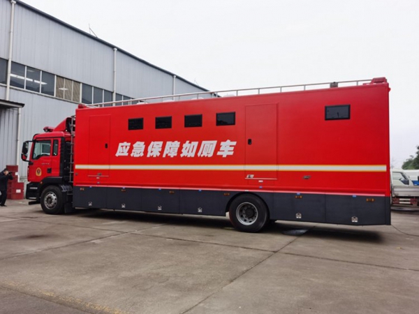 重汽豪沃10人廁所車