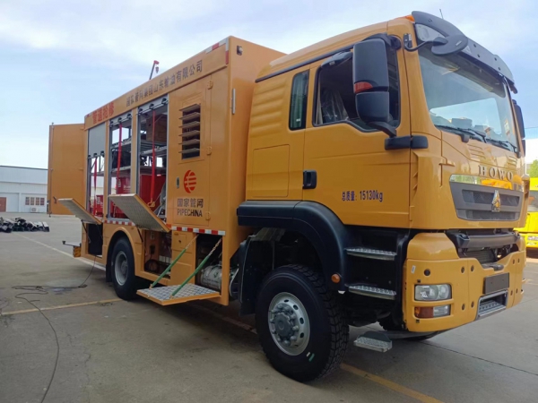 重汽豪沃裝備車(chē)