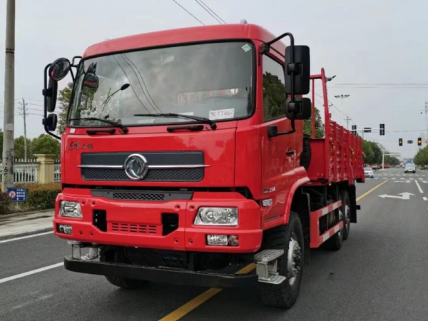 六驅(qū)運(yùn)兵車(chē)