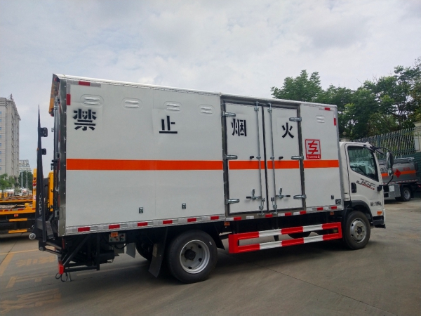 解放J6F虎VH雜項危險物品廂式運輸車（黃牌)