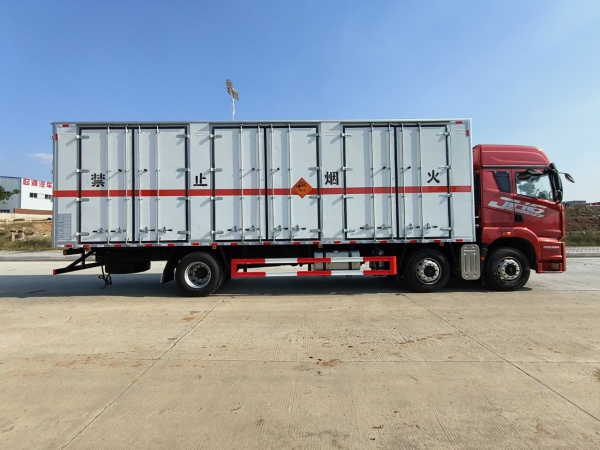 JH6三軸爆破運(yùn)輸車