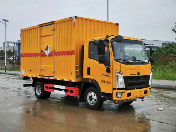 重汽豪沃危廢車