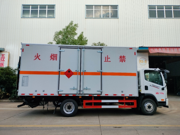 解放J6爆破器材運(yùn)輸車