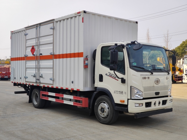 解放3900軸距黃牌廂式運(yùn)輸車