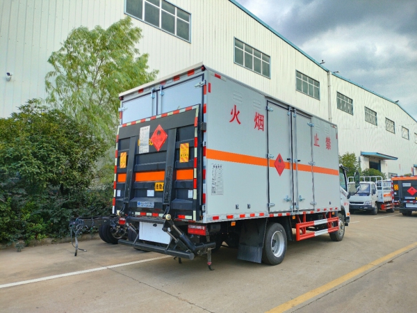 解放J6爆破器材運(yùn)輸車