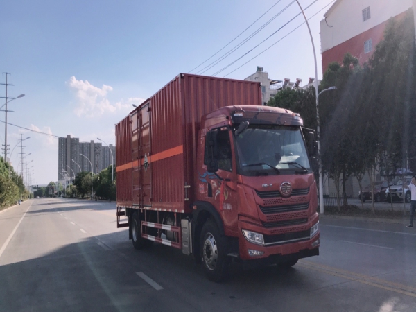 解放龍V腐蝕性物品廂式