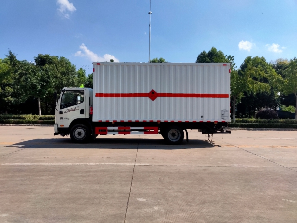 解放3900軸距黃牌廂式運(yùn)輸車