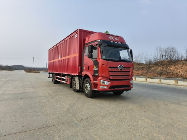 解放J6L 三軸雜項(xiàng)運(yùn)輸車