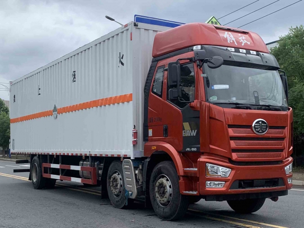 解放小三軸雜項(xiàng)危險(xiǎn)物品廂式運(yùn)輸車