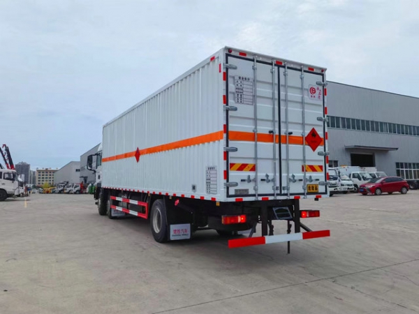 重汽汕德卡危爆車（9.6米）