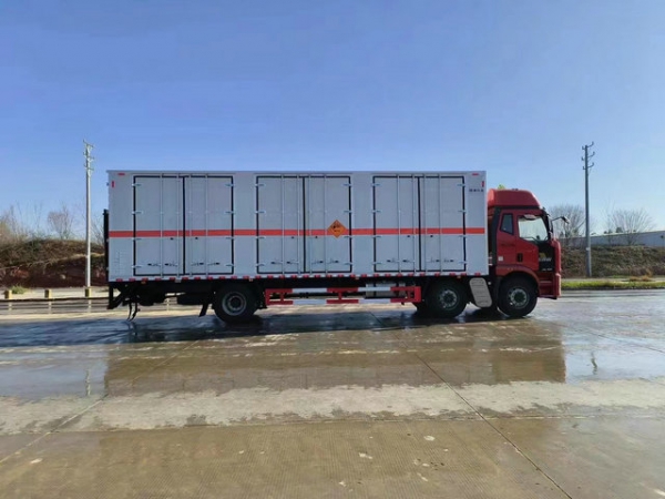 解放J6煙花爆竹車（9.6米）