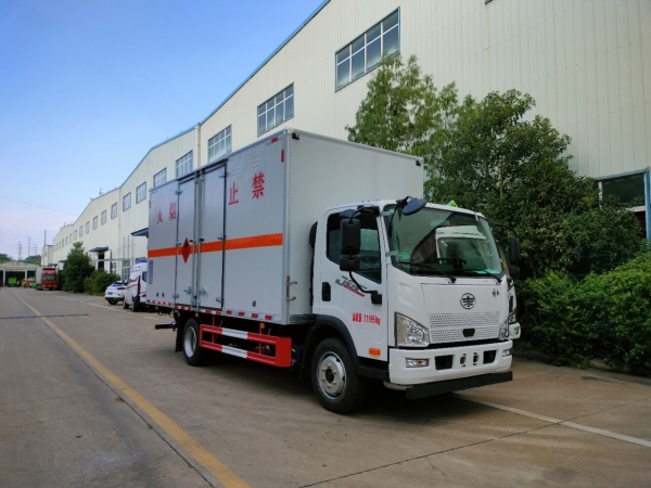 解放J6爆破器材運(yùn)輸車