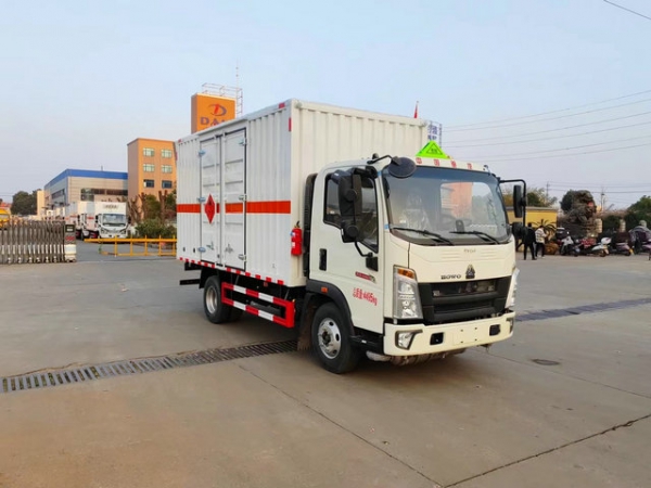 重汽豪沃易燃?xì)怏w運輸車