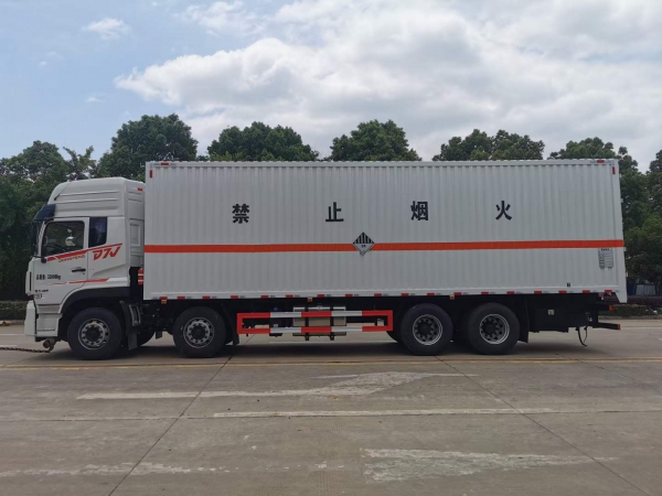 東風新汽D7V易燃氣體危險品廂式運輸車