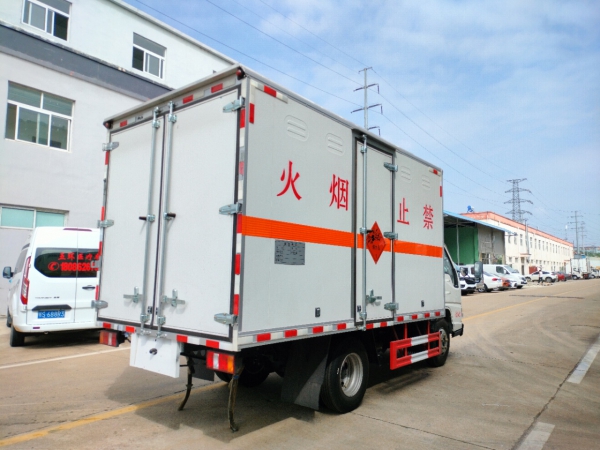 江鈴小藍(lán)牌爆破器材運(yùn)輸車(chē)