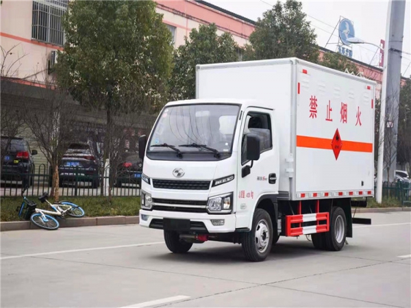 躍進危爆器材運輸車（3.3米）