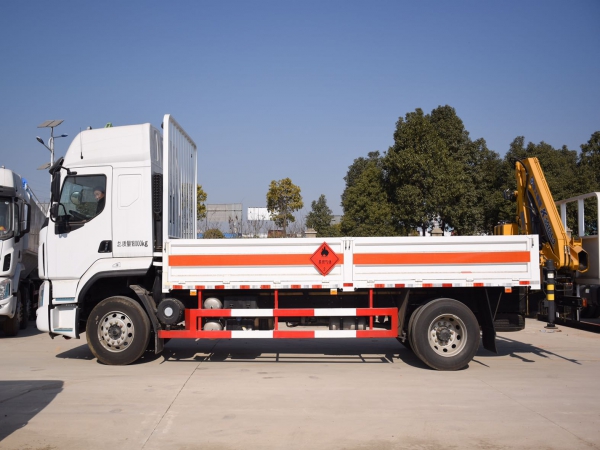 國六柳汽單橋氣瓶帶吊車