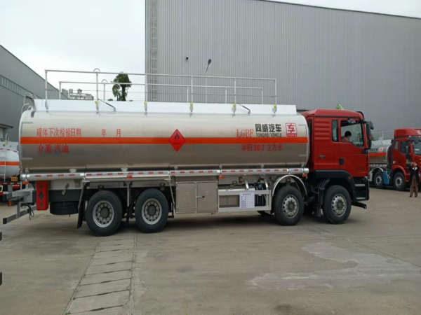 汕德卡 前四后八油罐車