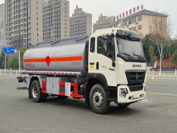 重汽豪沃12.7立方（新東日牌YZR5187GJYZ6型加油車）