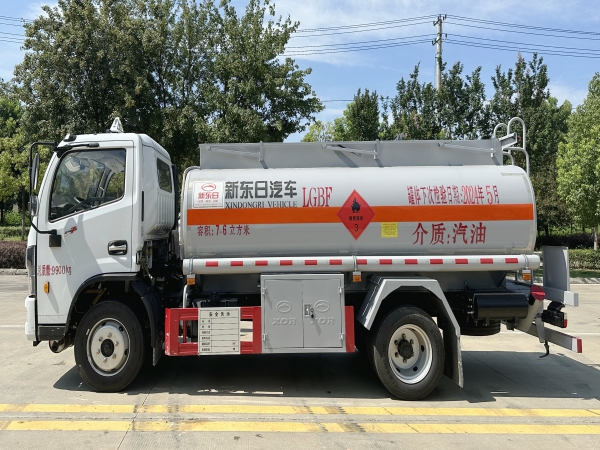 新東日東風(fēng)福瑞卡7.6立方加油車