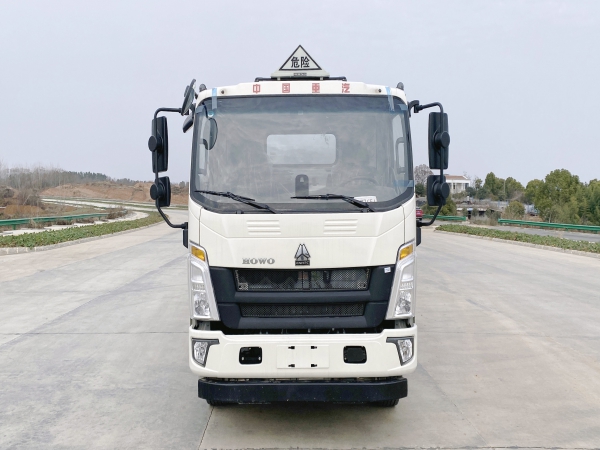 重汽豪沃新東日8.88立方加油車