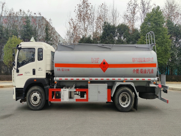 重汽豪沃12.7立方（新東日牌YZR5187GJYZ6型加油車）