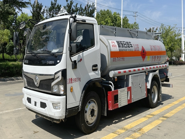 新東日東風(fēng)福瑞卡7.6立方加油車