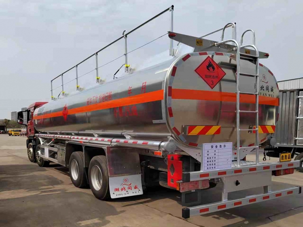 重汽汕德卡前四后八20噸鋁合金運(yùn)油車（32方大罐）